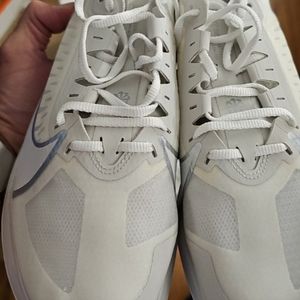 WOMAN’S NIKE ZOOM GRAVITY NIB SIZE 9.5